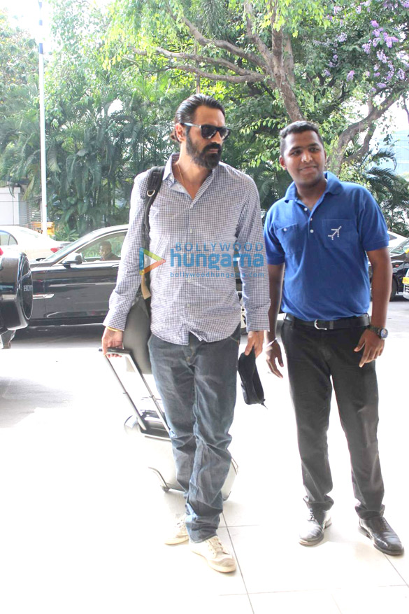 arjun rampal snapped with his new bearded look at the airport 6