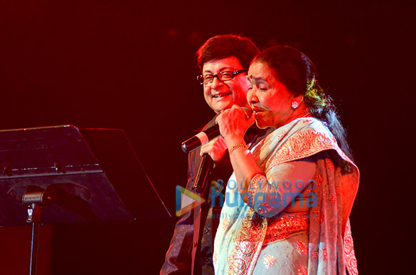 asha bhosle sachin pilgaonkar snapped at a concert in baroda palace 3