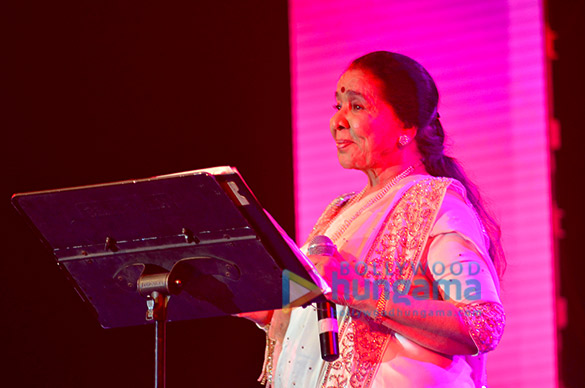 asha bhosle sachin pilgaonkar snapped at a concert in baroda palace 5