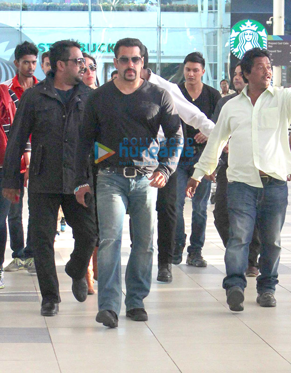 salman khan kareena kapoor khan manisha koirala snapped at the airport 3