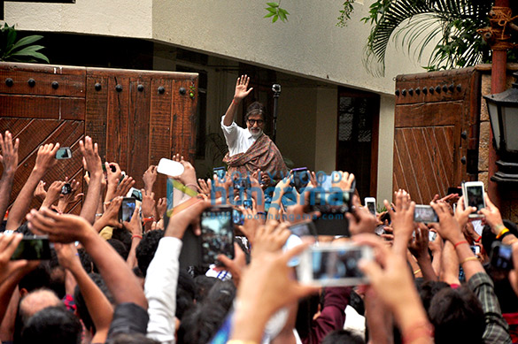 amitabh bachchan snapped at his home as he greeted hundreds of fans 7