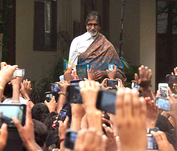 amitabh bachchan snapped at his home as he greeted hundreds of fans 2