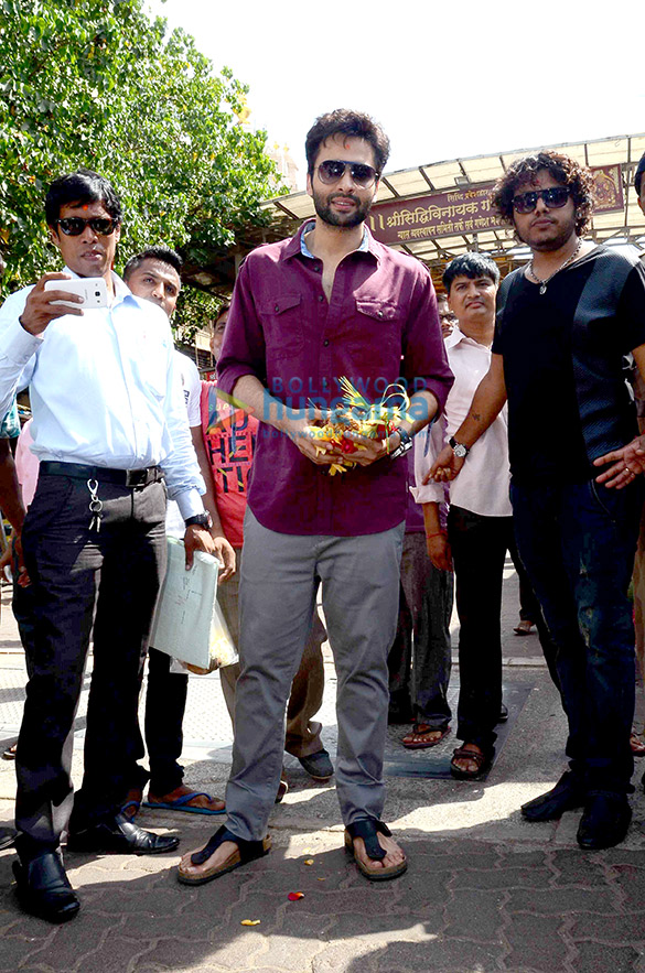 jackky bhagnani visits the siddhi vinayak temple 3