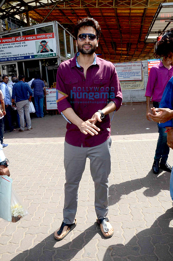 jackky bhagnani visits the siddhi vinayak temple 6