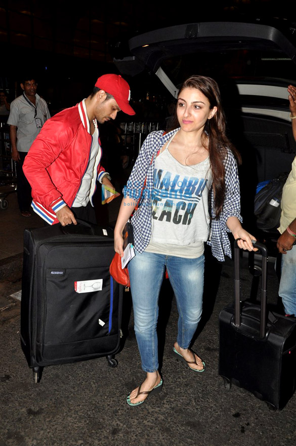 saif ali khan kareena kapoor khan kunal khemu soha ali khan leave for vacations in sri lanka 3