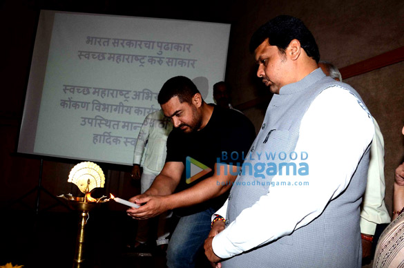 aamir khan and maharashtras cm devendra fadnavis at swacch abhiyaans launch 4