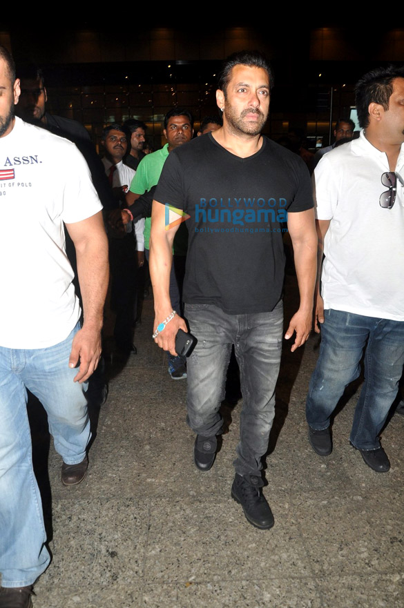 salman khan varun dhawan and others snapped returning from aiba in dubai 15