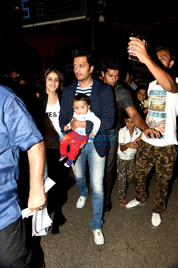 riteish deshmukh genelia dsouza snapped with son riaan deshmukh 5