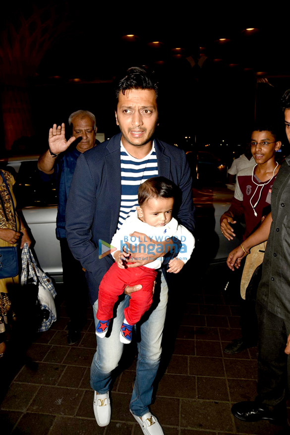 riteish deshmukh genelia dsouza snapped with son riaan deshmukh 4