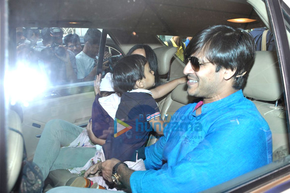 vivek oberoi snapped with wife and kids 9