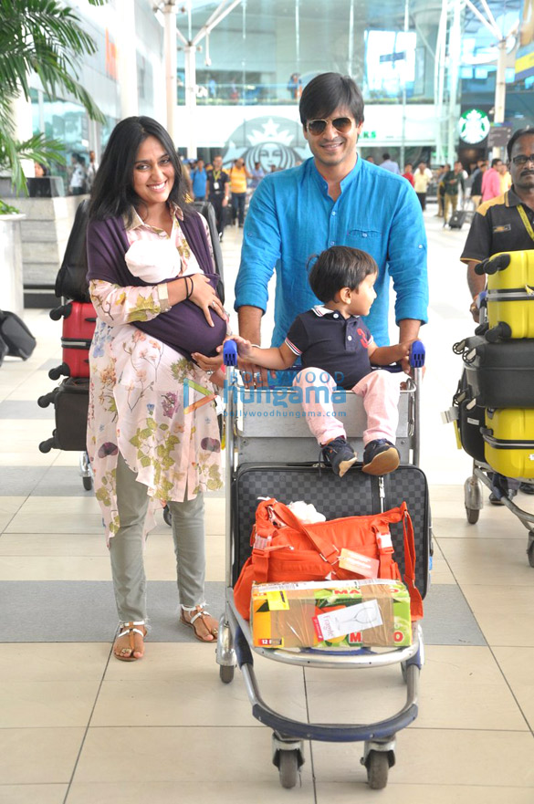 vivek oberoi snapped with wife and kids 7