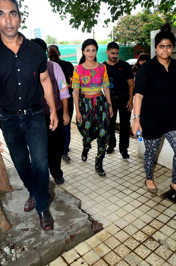 shruti haasan at the launch of shoppers stops haute curry 12