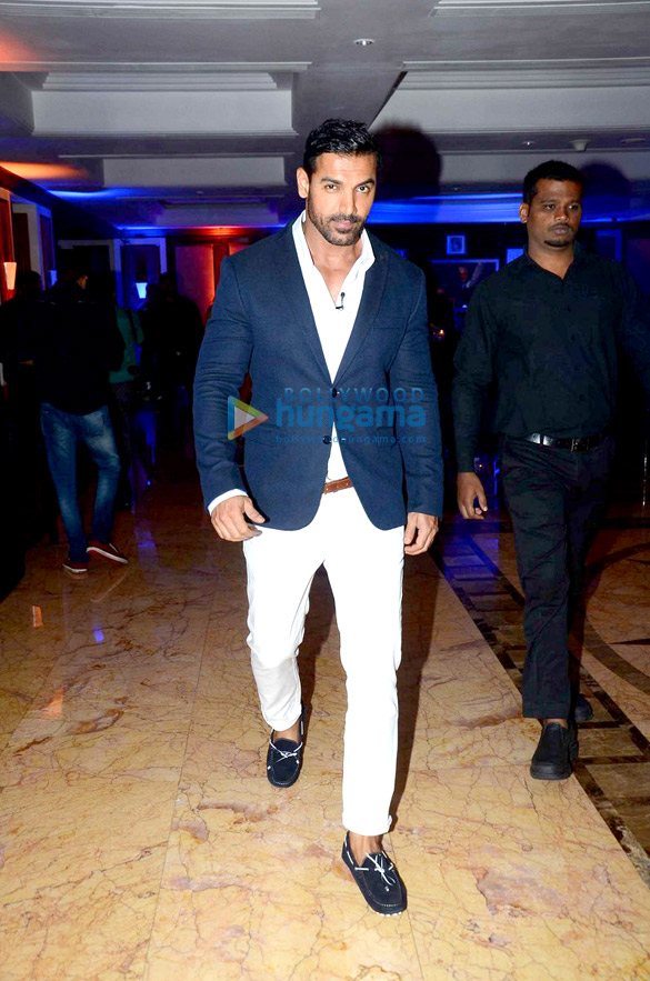 john abraham with his dad at the blue label event 17