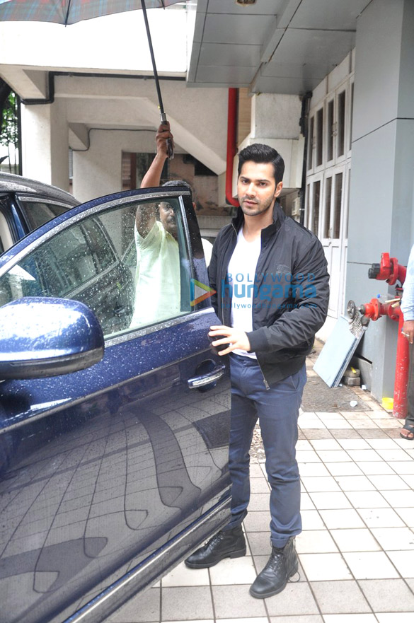 varun dhawan snapped outside his office in juhu 8
