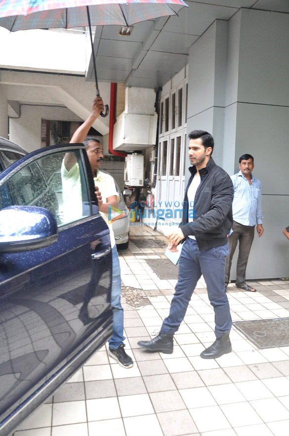 varun dhawan snapped outside his office in juhu 4
