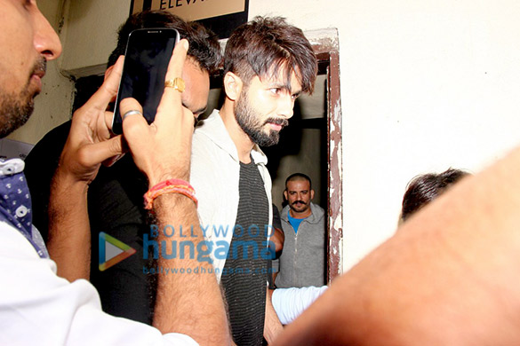 shahid kapoor mobbed by media at pvr juhu 3