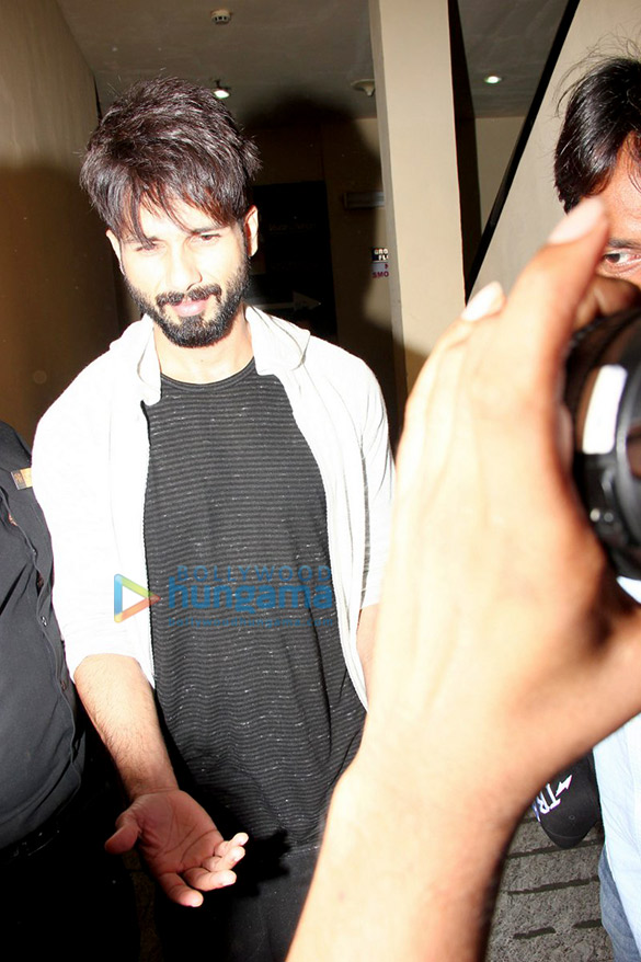 shahid kapoor mobbed by media at pvr juhu 2