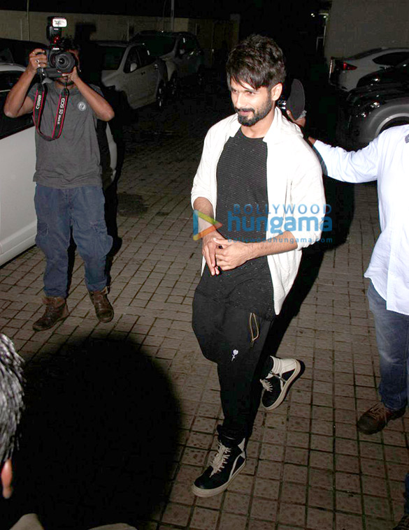 shahid kapoor mobbed by media at pvr juhu 5