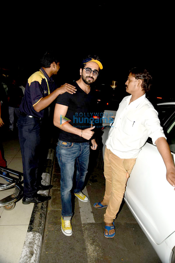 ayushmann khurrana snapped at the domestic airport 6