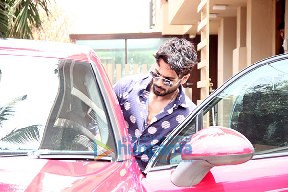 shahid kapoor leaves for his wedding in gurgaon 3