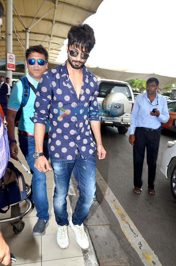 shahid kapoor leaves for his wedding in gurgaon 4