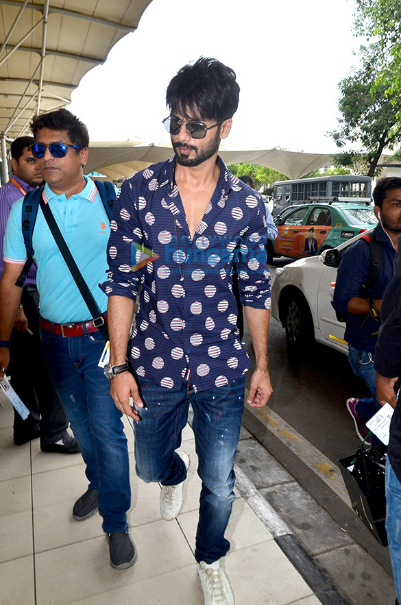shahid kapoor leaves for his wedding in gurgaon 6