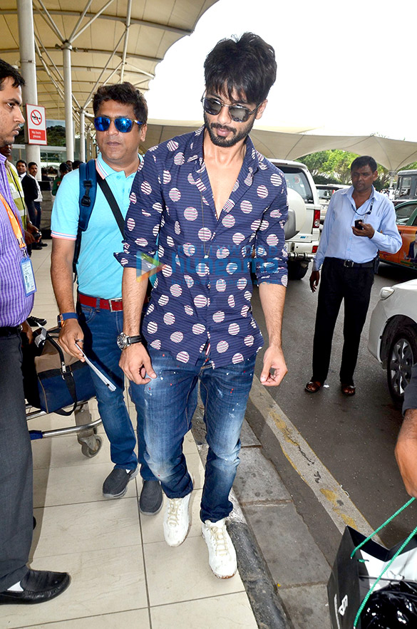 shahid kapoor leaves for his wedding in gurgaon 5