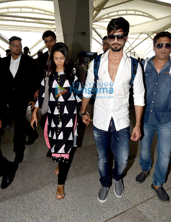 shahid kapoor snapped at the delhi airport with wife mira rajput 7