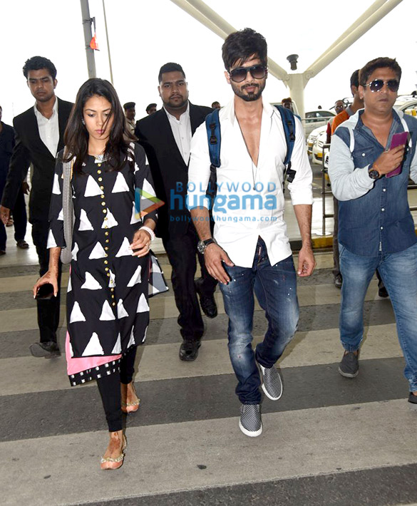shahid kapoor snapped at the delhi airport with wife mira rajput 3