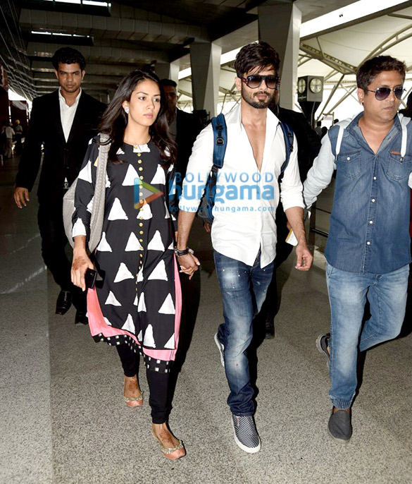 shahid kapoor snapped at the delhi airport with wife mira rajput 5