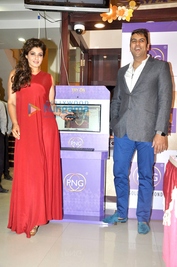 raveena tandon at pn gadgil jewellers promotion 4
