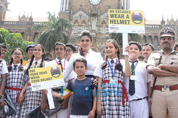 raveena tandon spreads awareness on using helmets 3