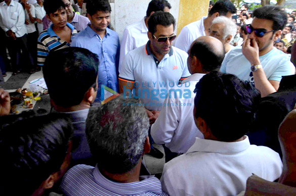 salman khan attends his close friends fathers funeral 4