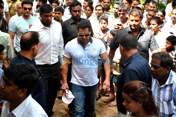 salman khan attends his close friends fathers funeral 2
