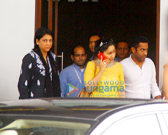 manyata dutt snapped at the airport after visiting sanjay dutt on his birthday 4