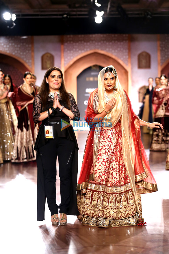 richa chadda walks for shahbanu by reynu taandon at amazon india couture week 2015 3