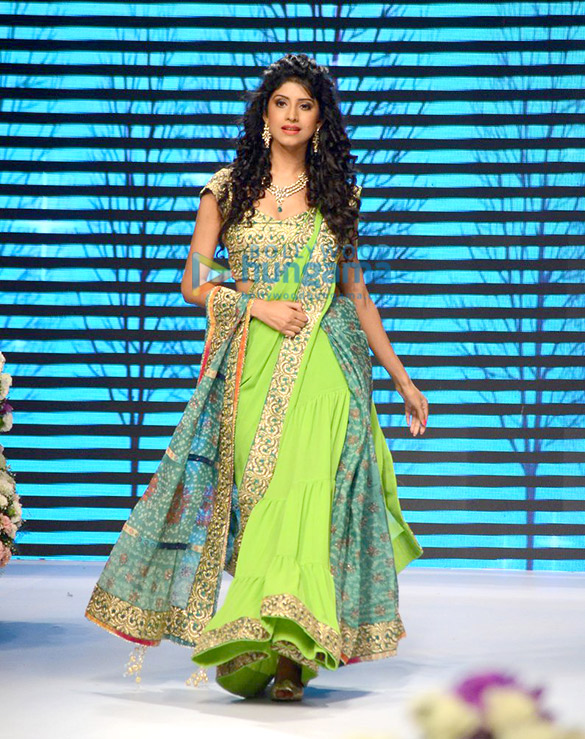 anushka ranjan walks for the beti show at iijw 2015 10