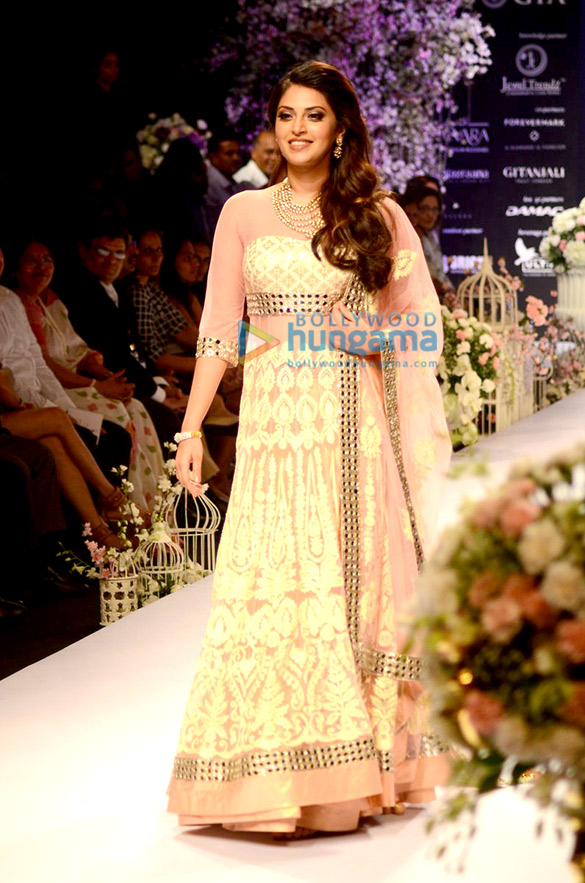 anushka ranjan walks for the beti show at iijw 2015 4