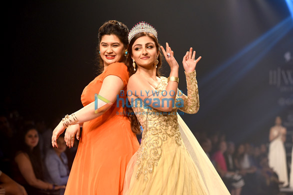 soha ali khan walks at iijw 2015 3
