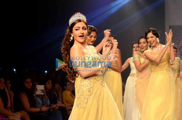 soha ali khan walks the ramp at iijw 2015 7