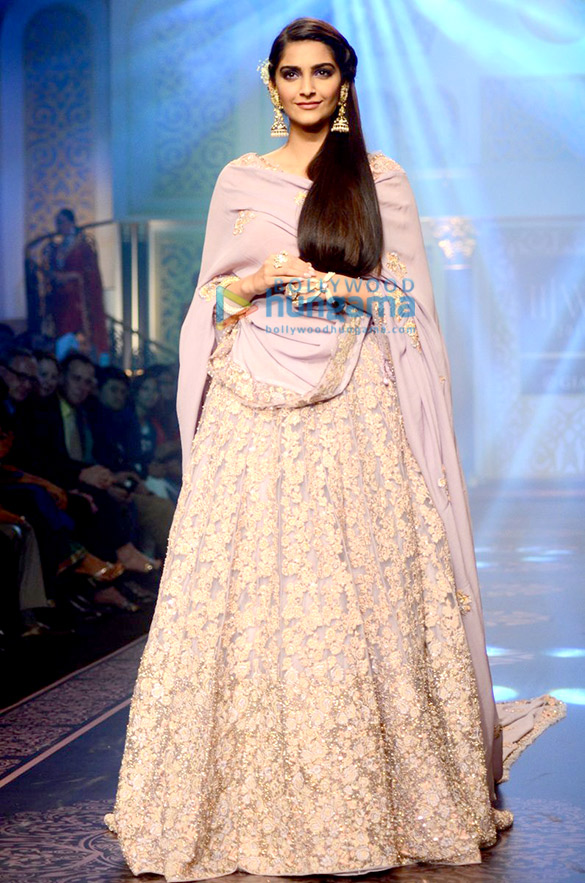 sonam kapoor walks for iijw 2015 finale 6
