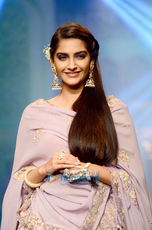 sonam kapoor walks for iijw 2015 finale 5