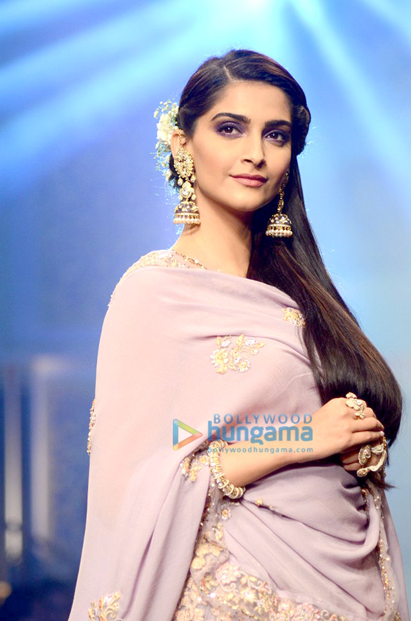 sonam kapoor walks for iijw 2015 finale 7
