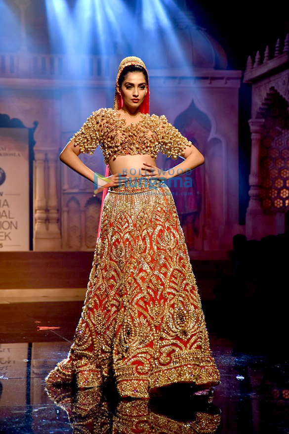 sonam kapoor walks for abu jani sandeep khosla at bmw india bridal fashion week 4