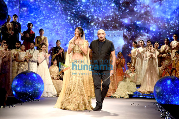 lisa haydon walks for tarun tahiliani at bmw india bridal fashion week 6