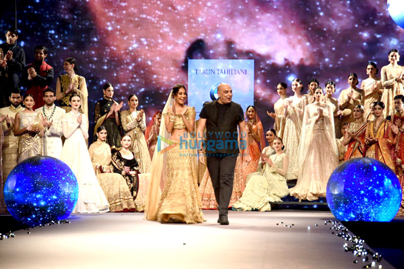 lisa haydon walks for tarun tahiliani at bmw india bridal fashion week 5