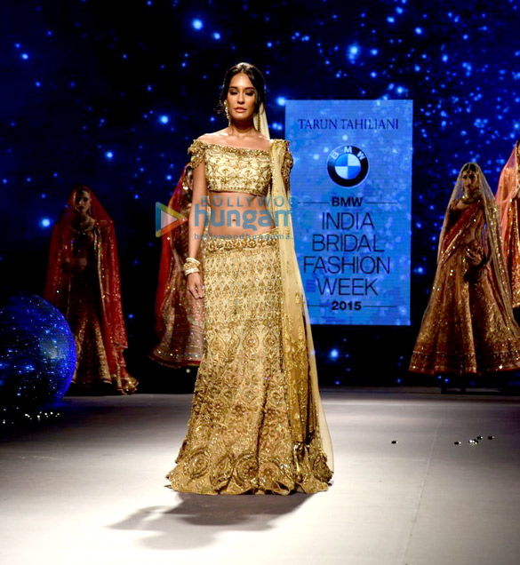 lisa haydon walks for tarun tahiliani at bmw india bridal fashion week 10