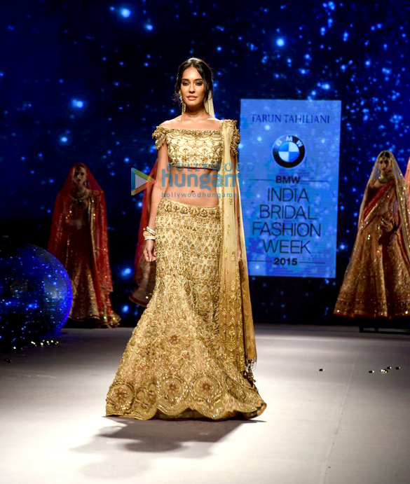 lisa haydon walks for tarun tahiliani at bmw india bridal fashion week 11