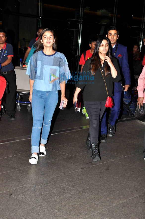 alia bhatt arrives with her sister from a holiday trip 2