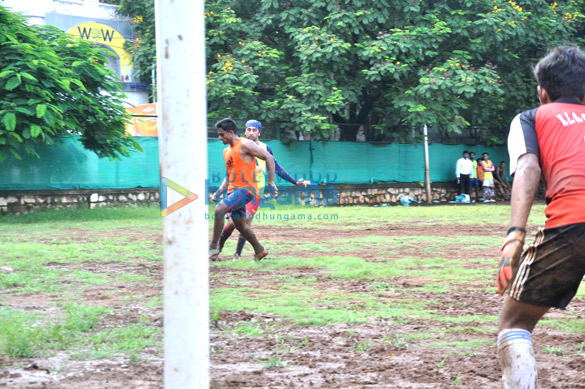 ranbir kapoor snapped playing football 21